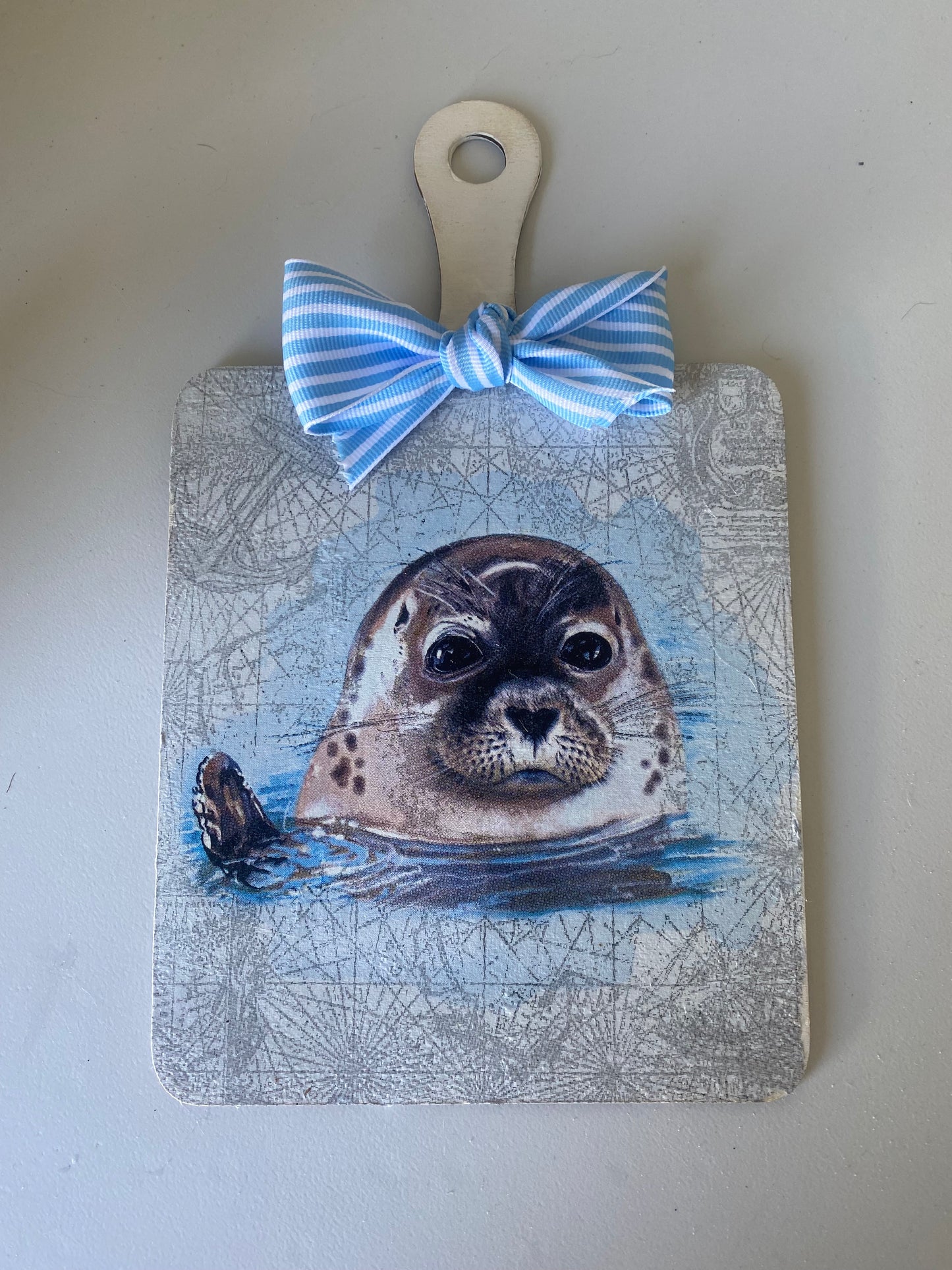 Single seal decorative cheeseboard hanger