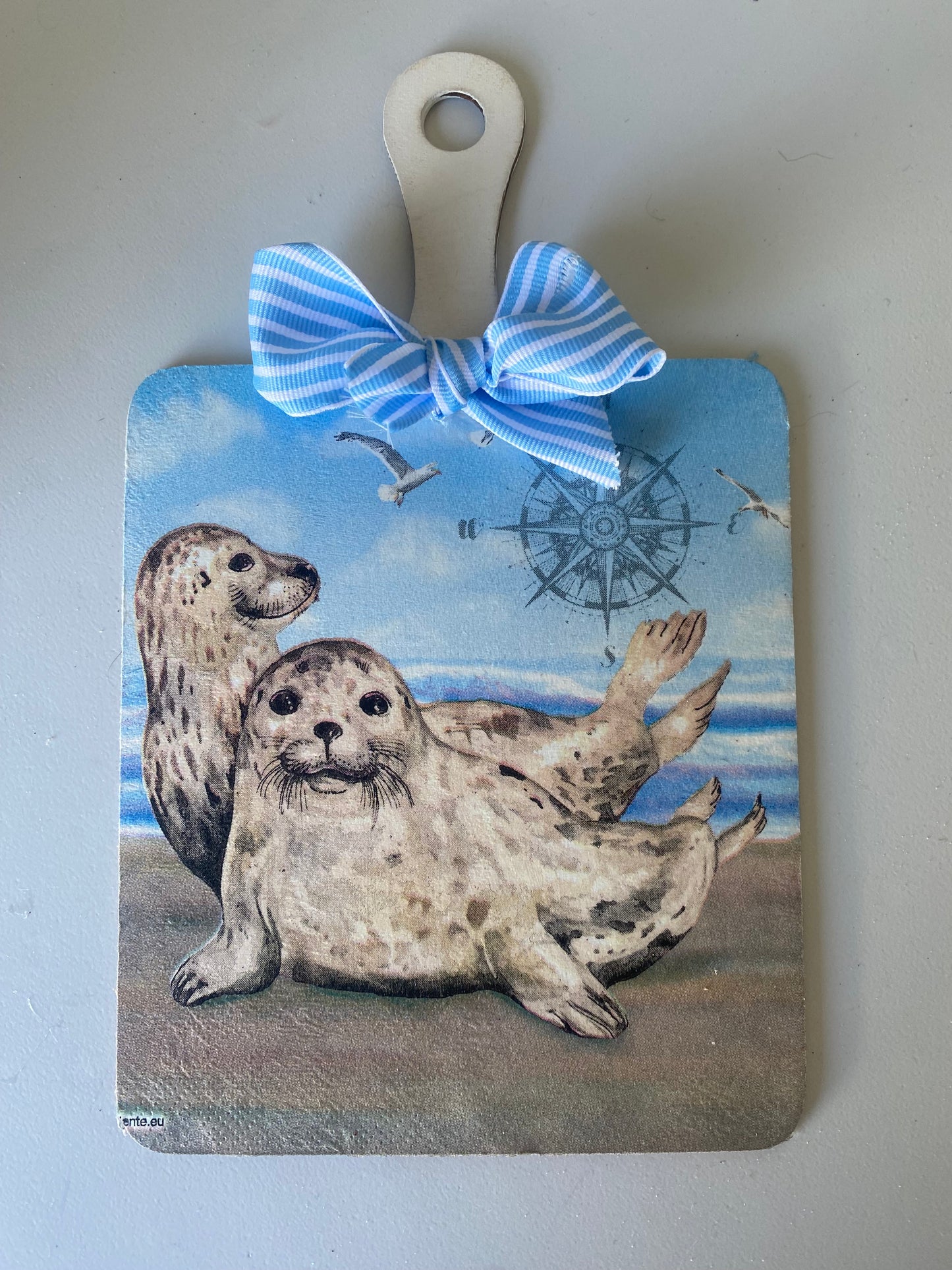Seal decorative cheeseboard hanger