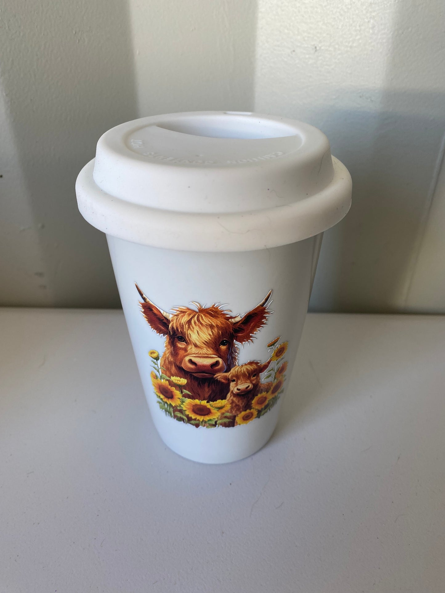 Ceramic travel mug brown highland coo