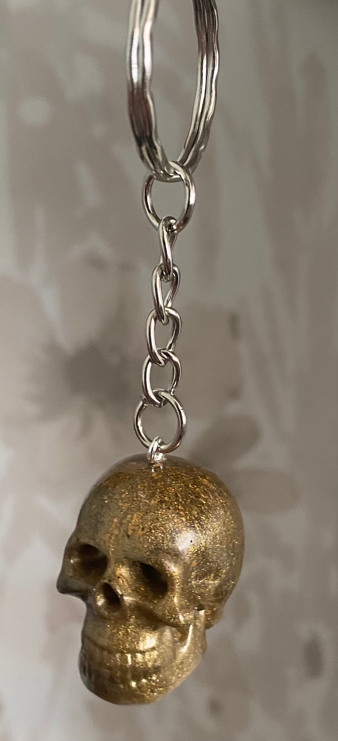 Resin skull keyring bronze