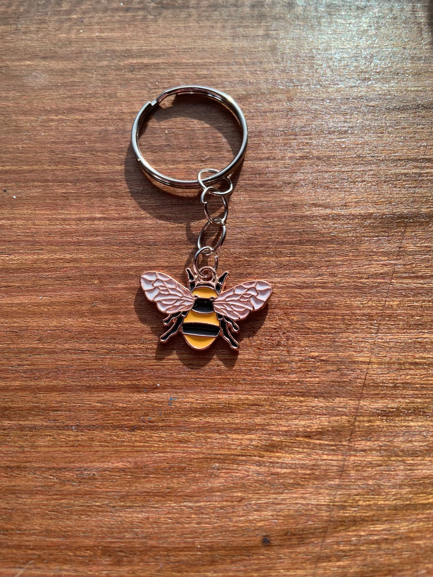 Metal bee keyring