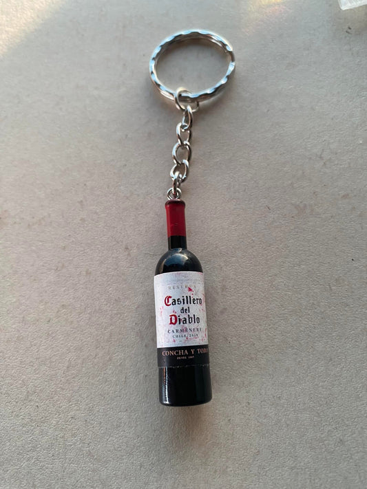 Red wine bottle keyring design 2