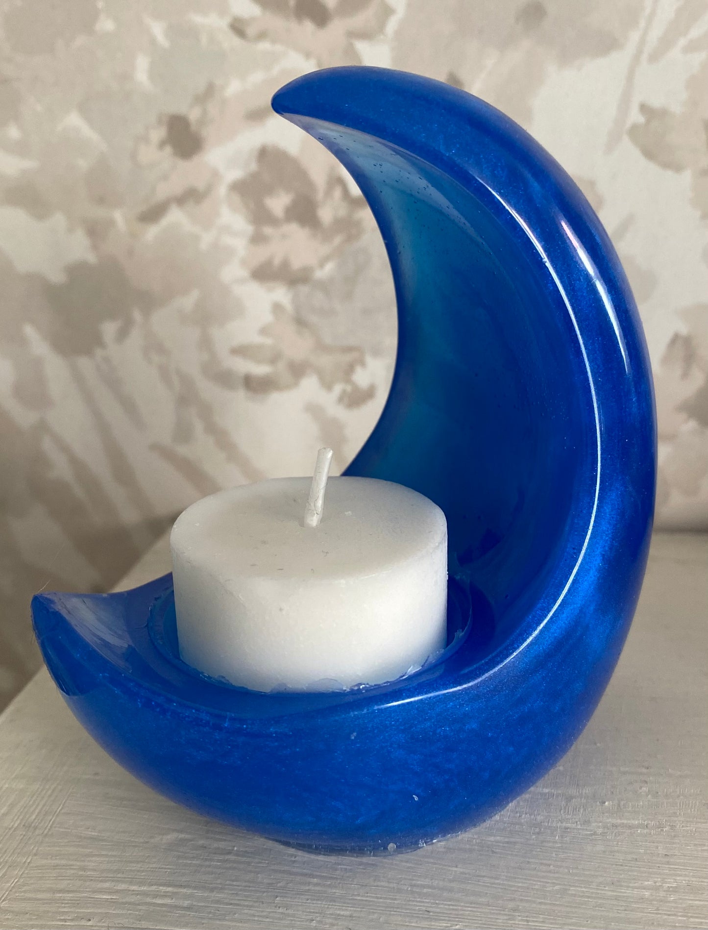 Resin crescent moon tealight holder