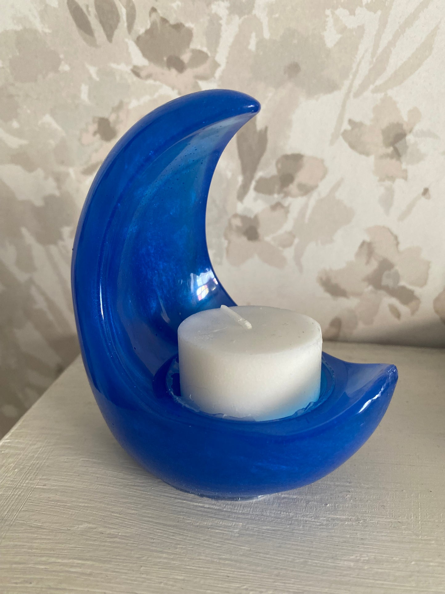 Resin crescent moon tealight holder