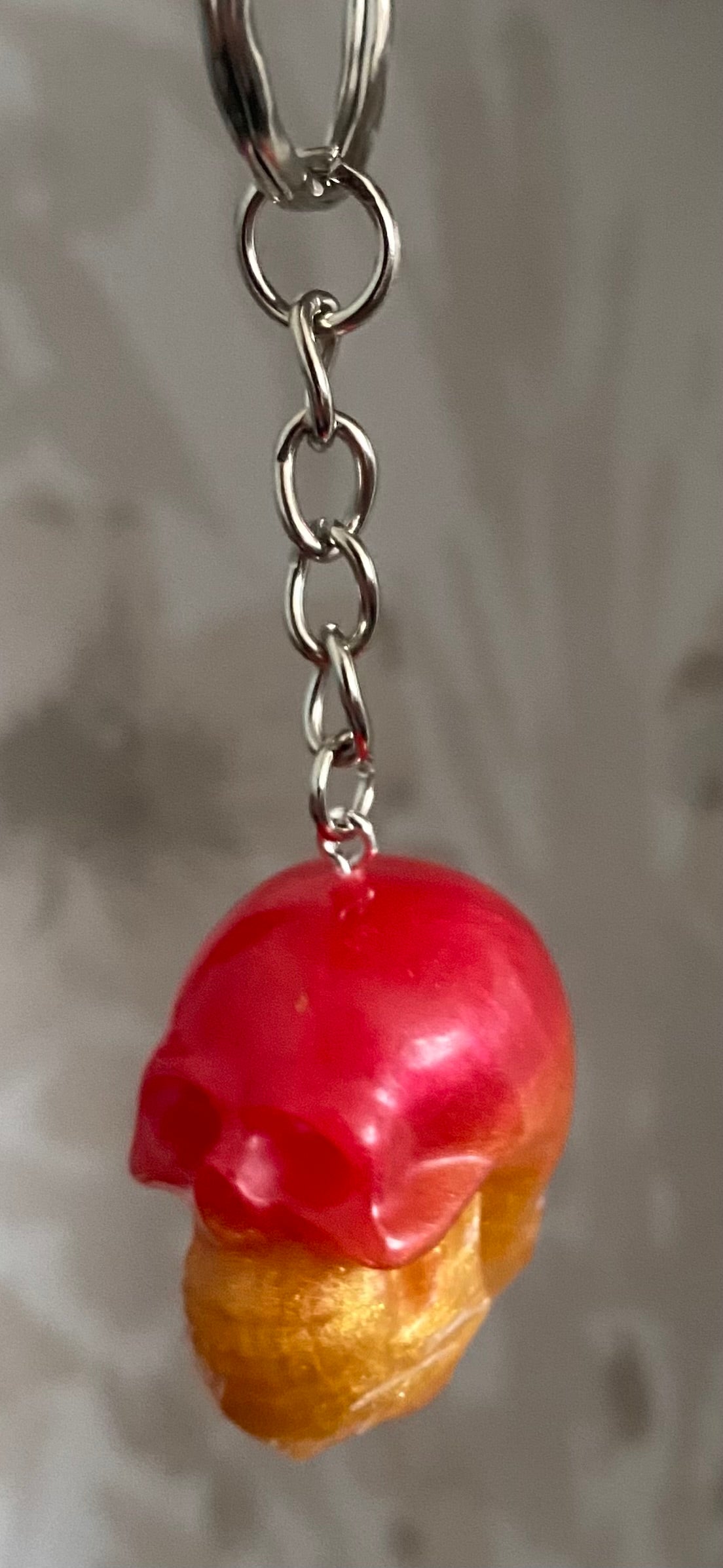Resin skull keyring pink/gold