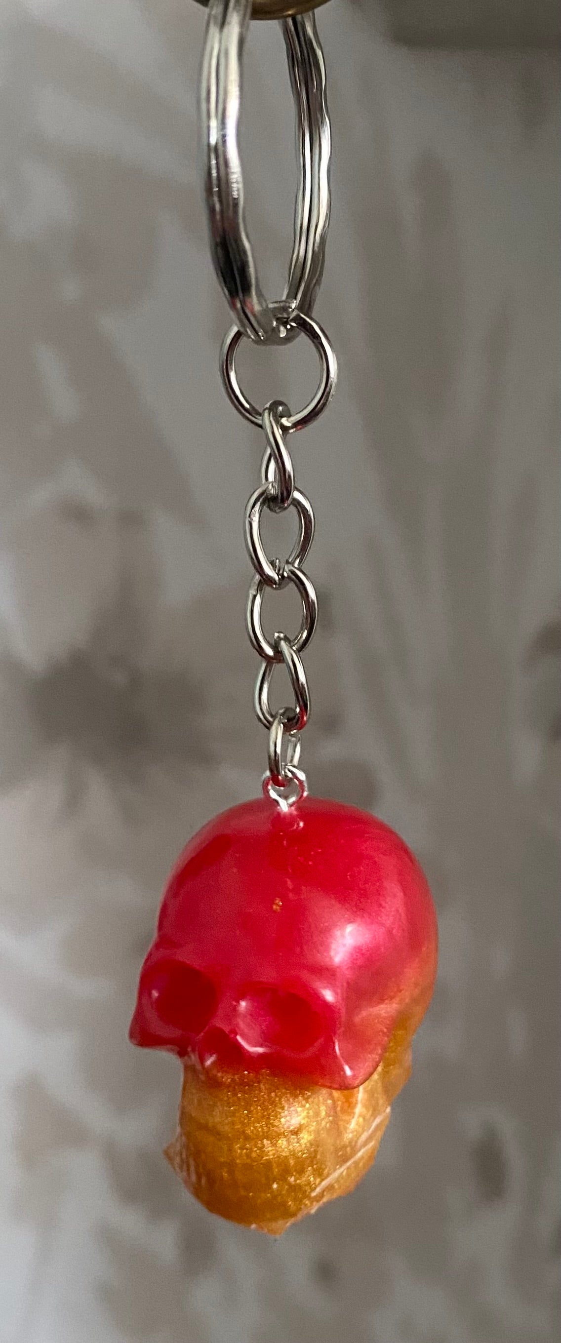 Resin skull keyring pink/gold