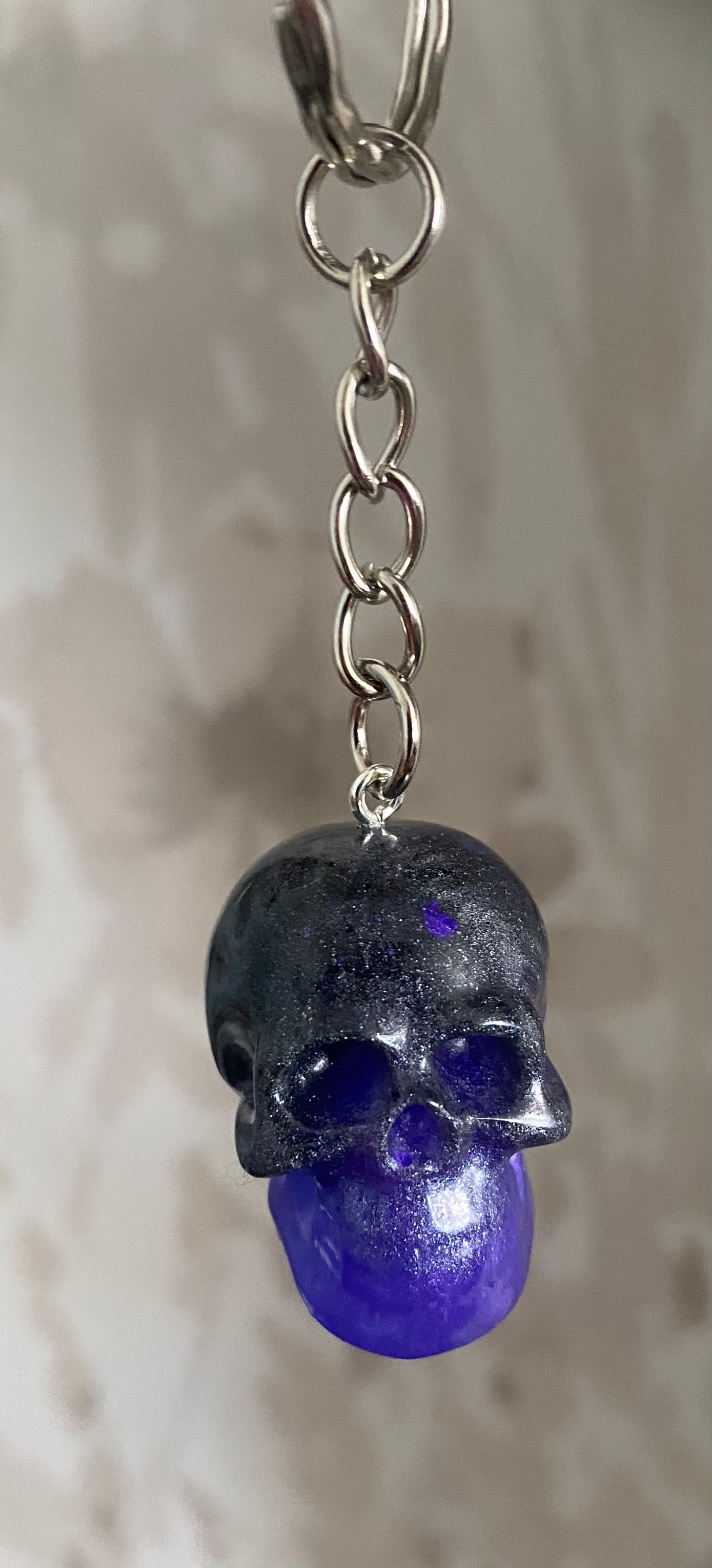 Resin skull keyring midnight