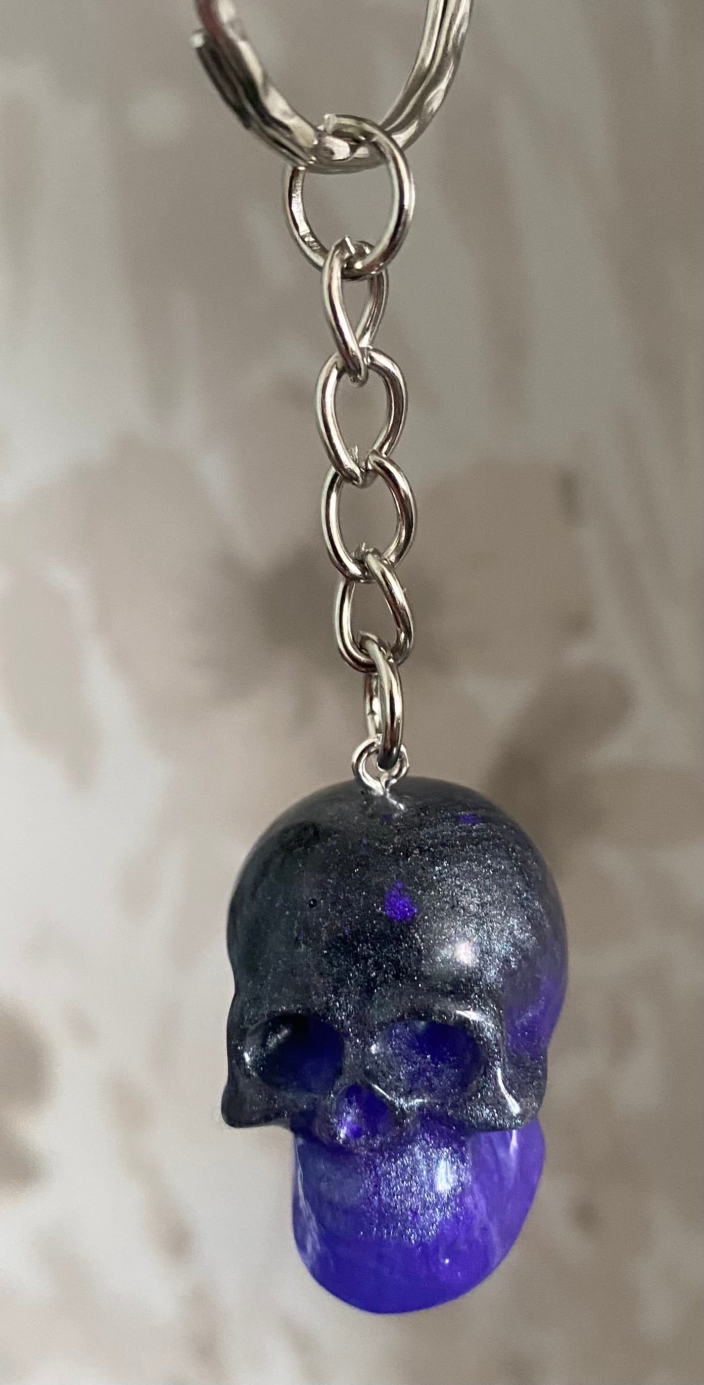 Resin skull keyring midnight