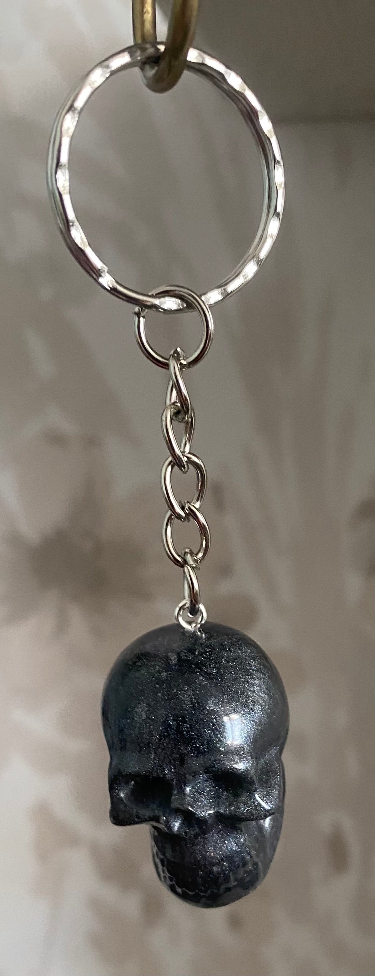 Resin skull keyring black