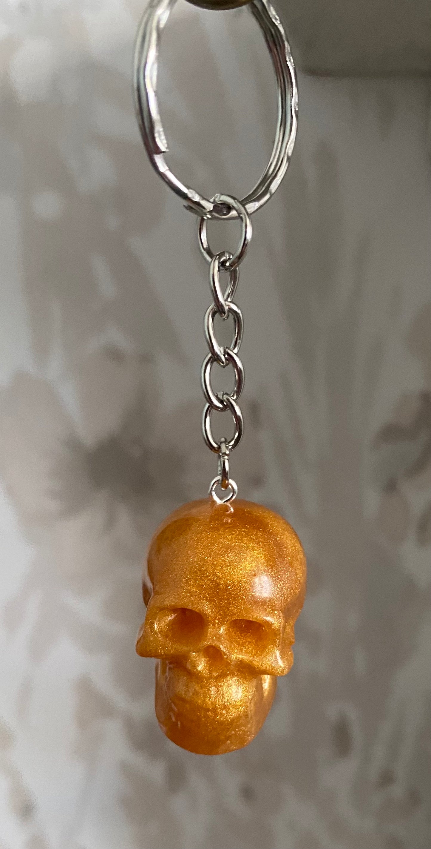 Resin skull keyring gold
